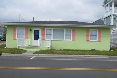 Image de RÉDUIT pour l'été! Nouvellement rénové Cottage avec vue sur l'océan En face de l'accès à la plage!