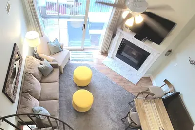 Image de ✔Le Treehouse Loft ✔2 niveaux ✔3 lits King sur la principale ✔4 étapes pour entrer ✔Sleeps 12