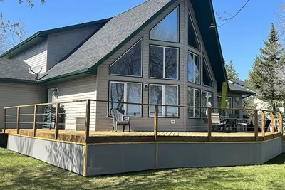 Image de Beau cadre «A» au bord du lac avec bain à remous