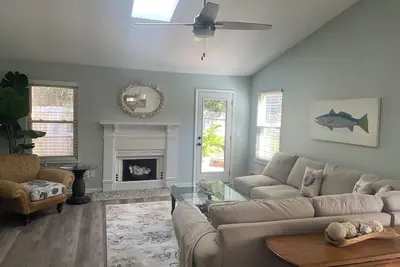 Image de BeachY Cottage - 4 minutes en voiture de la plage - $$ à droite - Charmant décor-famille-animal