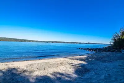 Image de Villa de luxe avec bain à remous et plage de sable privée.