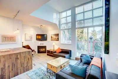 Image de Marchez jusqu'aux ascenseurs depuis votre romantique appartement de village 1 chambre - Parking gratuit