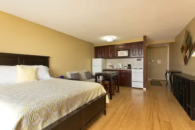 Grand remodelage de Marine Surf Studio w / Lanai, lit Queen + cuisine # 1708