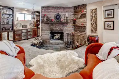 Image de Luxe proche du centre-ville et accès facile aux Red Rocks! + Cheminée!