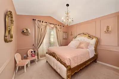 Image de Incroyable maison sur le thème de Disney! ! 6br / 4ba, 5 min à Disney, chaleur de piscine gratuite!