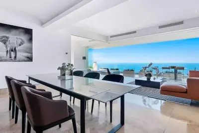 Image de Vues célestes et piscine privée au 8ème étage