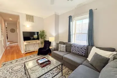 Image de Rénové 2 lits, 6 couchages, Brookline Village, à quelques pas de trans publique, Boston