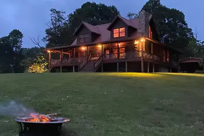 Image de Bearwallow Den -Near Asheville - Hendersonville Luxury Mountain Cabin - 2 King