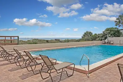 Image de Ocean Front Condo avec piscine chauffée patio extérieur donnant sur l'océan