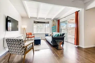 Image de Récemment rénové 3 chambres 2 salles de bain maison avec piscine chauffée et jacuzzi, proche de tous!