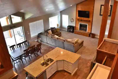 Image de Belle maison neuve 7 Br 5 Bath Bear Lake. Excellent emplacement avec accès à la plage