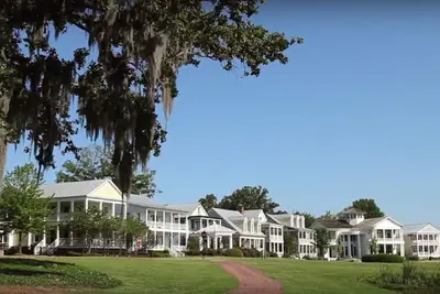 Image de Southern Luxury Carriage House avec vue sur le lac au bord de l'eau
