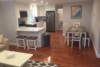 Image de Super emplacement - entièrement rénové! ! ! - Marche vers tout