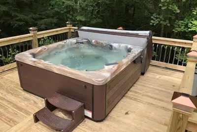 Image de 5 Br Large ~ 22ppl ~ 5 miles Rock City-10 milles du centre-ville, pont Xl Hot Tub 900sq ft