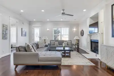 Image de 4 ch + 3bureau / À pied du Gulch / Vues sur les toits / Barbecue extérieur / Terrasse sur le toit