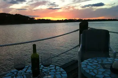 Image de Bord de rivière avec quai pour 8 personnes, à distance de marche de la plage. 14 Nuits Gratuites!