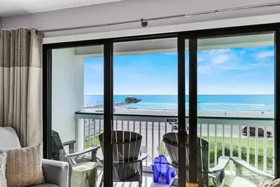 Image de Dernier étage - rangée Avant Vue Incroyable! Complètement rénové - séjour de luxe! # 354