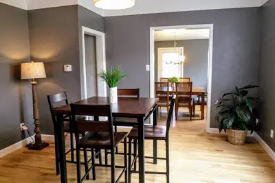 Image de Maison historique de 3 chambres à Downtown Cody!