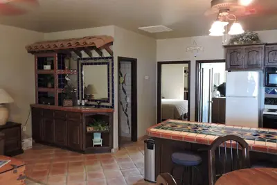 Image de 2 chambres, 2 salles de bain condo supérieur à quelques pas de la plage. Vues à 360 degrés. de l'océan!