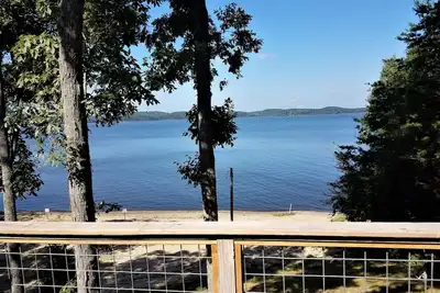 Image de Cottage au bord du lac récemment rénové, belle vue sur le lac avec rampe de bateau adjacente.
