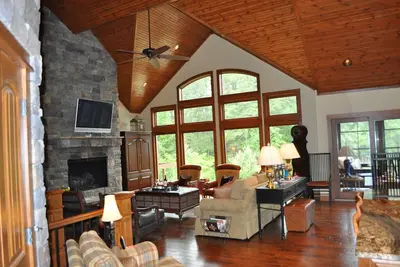 Image de 7mi Ă Clemson Nouveau Shuffleboard + Fire Pit de Lakehome 4br de luxe sur mesure