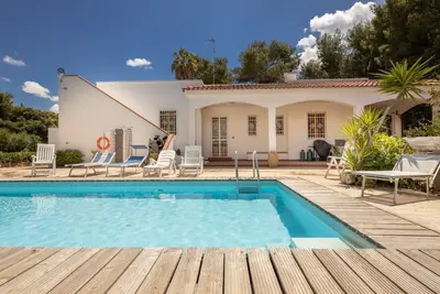 Image de Villa avec piscine, parc et pinède privée, à 100 mètres de la mer.