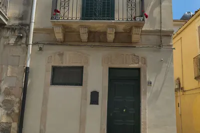 Image de La maison qui monte au centre historique de Noto