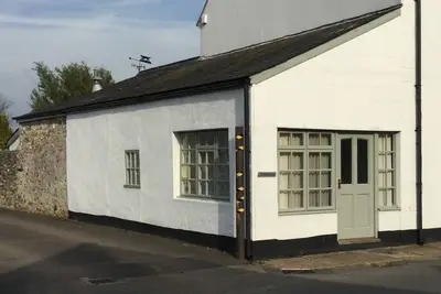 Image de Chalet confortable calme, près de l'estuaire de la rivière et avec deux pub de village local