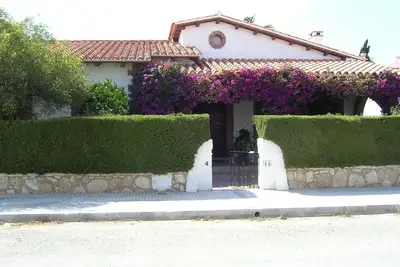 Image de Maison tranquille, charmante et confortable avec wifi gratuit.