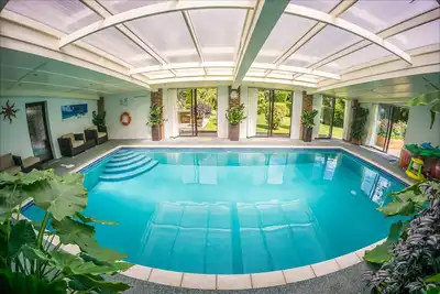 Image de Piscine intérieure chauffée et bain à remous, campagne maison de vacances près de la plage et le parc