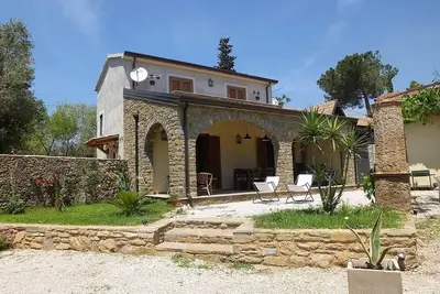 Image de Ancienne ferme en pierre restaurée avec grand jardin à Castellabate Cilento