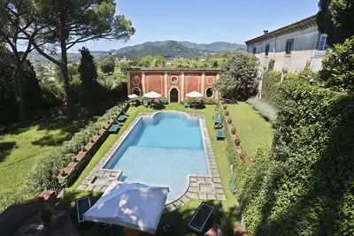 Image de Villa Historique Sur Les Collines De Lucca Avec Piscine Et Court De Tennis En Exclusive