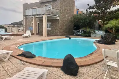Image de première ligne de mer avec piscine et eau de mer Jacuzzi, à la fois