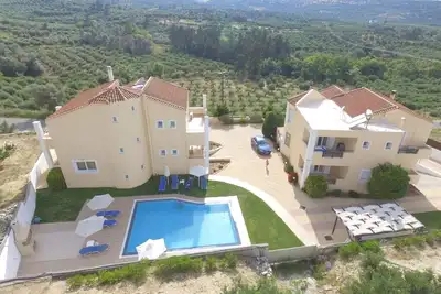 Image de Piscine de 50 m2 - Grand jardin - Profitez de l'intimité et du confort!