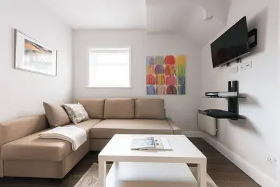 Image de Appartement contemporain et propre (5 minutes en tube)