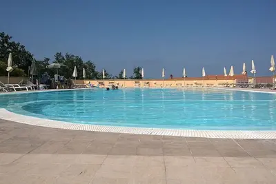 Regarder l'horizon dans résidence avec piscine familiale
