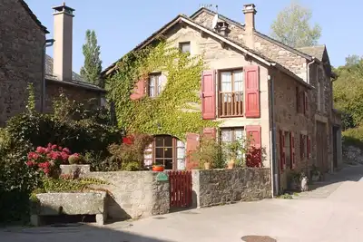 Image de Small house in pretty medieval village near Millau