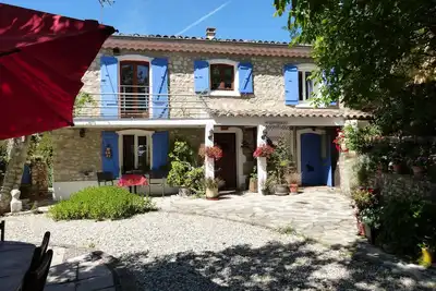 Image de Gîte indépendant 3 étoiles dans maison provençale.