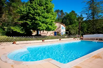 Image de Bastide à Salernes avec piscine chauffée, court de tennis privé dans la nature.