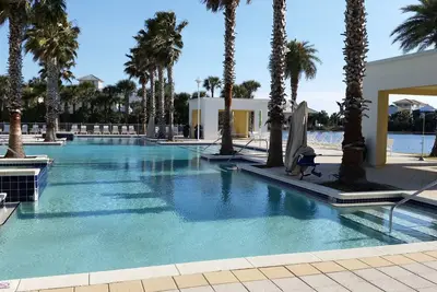 Image de Sur 30a Les amateurs d'eau rêver! ! 4 piscines magnifiques, le lac et l'océan. Animaux acceptés