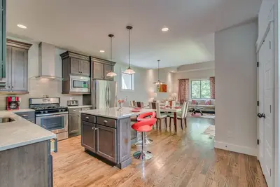 Image de (1) 4e Nuit Gratuite! ! ! - Maison Neuve 4bd \/ 3ba, 3. 0mi au centre-ville \/ Broadway
