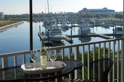 Image de The Beach - Sunrise surplombant la marina et le canal!