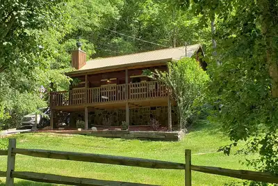 Image de 3 novembre au 7 novembre Ouvert! Véritable cheminée, animaux acceptés! 5 min à Pigeon Forge