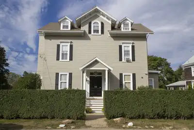 Image de 2e étage Unité de 2 chambres dans le domaine historique Coggeshall Ave près de Newport Mansion