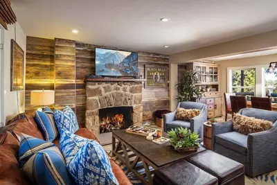 Image de Cottage historique | Luxe Remodel, vue sur le lac, Dock, Beach Club, dans le village