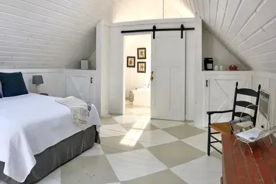 Image de Charmant Cottage Coach House au centre-ville de Saugatuck