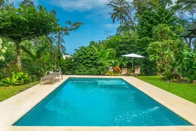 Image de A 300 m de la plage, propriété de luxe vue mer avec piscine dans la jungle.