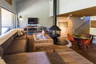 Image de Retraite moderne rustique! 3bed / 2bath Près des ascenseurs