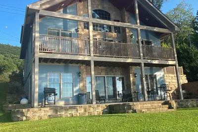 Image de Luxueux salon au bord du lac avec commodités près de Cooperstown