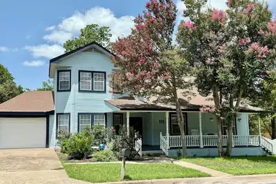 Image de Maison de style victorien récemment rénovée au centre-ville de Pflugerville